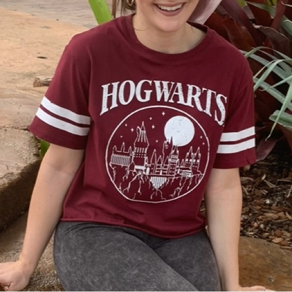 Warner Bros Cropped Varsity-Themed Harry Potter/Hogwarts Graphic T-Shirt - Picture 2 of 5